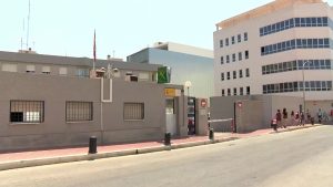 La Guardia Civil detiene a dos personas por robar presuntamente en un 24 horas de Torrevieja