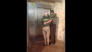 La Guardia Civil rescata a un hombre de 86 años de un acantilado de Orihuela Costa