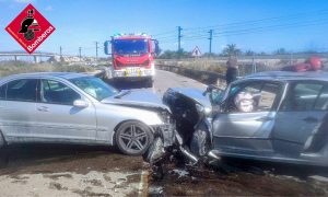 Aparatoso accidente en San Isidro: los bomberos rescatan a uno de los conductores y el otro sale del vehículo por su propio pie