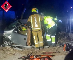 Los bomberos rescatan a una persona atrapada en un coche tras sufrir un accidente en Almoradí