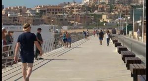 La Mata ya dispone de una nueva senda peatonal que gana 4 metros de anchura para la playa