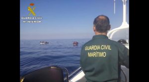 Guardia Civil intercepta dos pateras a 13 millas de la costa de Torrevieja