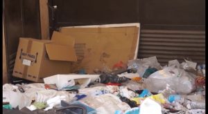 Los vecinos de la calle San José Obrero de Orihuela denuncian la suciedad acumulada en su calle