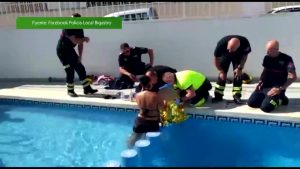 Los bomberos rescatan a un niño de Bigastro cuya pierna había quedado atrapada en una piscina