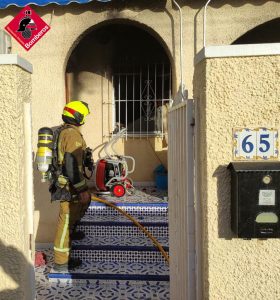 Los bomberos encuentran sin vida a una mujer en un incendio de un bungalow en San Fulgencio