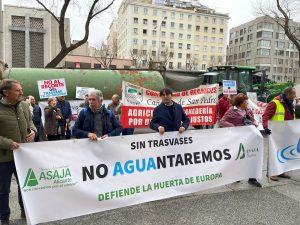 Los regantes rechazan el recorte del trasvase a las puertas del Ministerio para la Transición Ecológica