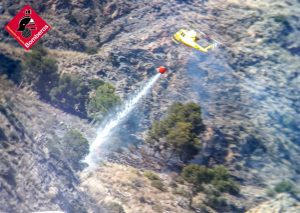 Los bomberos movilizan varios medios aéreos para apagar un incendio en La Aparecida