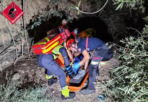 Los bomberos de Almoradí rescatan a un ciclista de 46 años tras caer por un terraplén de 8 metros en Guardamar