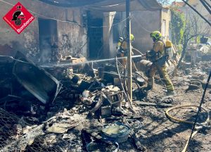 Tres personas son atendidas por inhalación de humo tras incendiarse una vivienda de Benejúzar