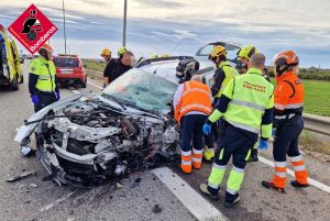 Un coche y un autobús chocan frontalmente en la CV-91