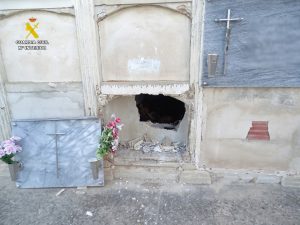 La Guardia Civil detiene a un hombre por profanar tumbas en el cementerio de Almoradí