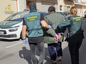 La Guardia Civil desmantela un "narcopiso" que se encontraba junto a un parque infantil en Guardamar de Segura
