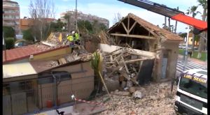 Se derrumba la casa abandonada junto al Mini Golf las Salinas y afecta a parte de su estructura