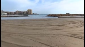 Las playas de Torrevieja vuelven a sufrir los efectos del temporal con importantes pérdidas de arena