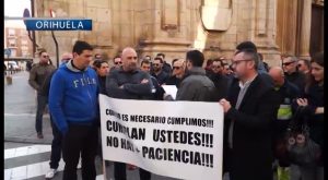 Diferentes colectivos de Orihuela protestan ante el Ayuntamiento