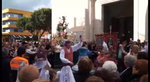 El viento no impide que Santa Águeda vuelva a reunir a miles de personas en su romería