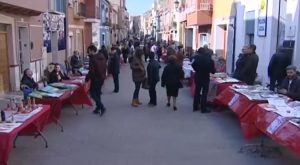 La Calle Arriba se inunda de gente atraída por la primera celebración de este 2017 de Mercadearte