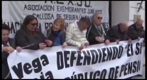 La plataforma por la defensa de las pensiones públicas se encadena en Orihuela