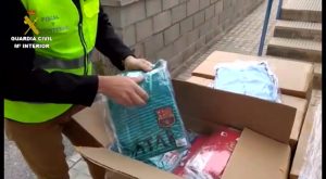 Guardia Civil detiene en Benijófar al destinatario de 700 equipaciones falsificadas de fútbol