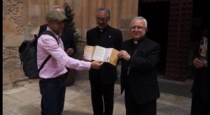 El obispo Jesús Murgui promociona la catedral de Orihuela como kilómetro cero del Camino de Levante