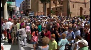 Más de 300 usuarios de centros de la tercera edad protestan ante el ayuntamiento de Torrevieja