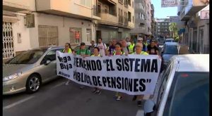 Una treintena de personas "marchan por la dignidad" desde Torrevieja hasta Guardamar