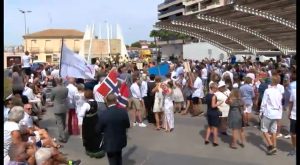 Centenares de noruegos participan en la celebración del Día de Noruega