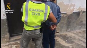 La Guardia Civil detiene a un atracador que como los superhéroes ocultaba su identidad tras unas gafas