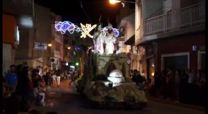 Las fiestas de Rojales terminan con uno de los desfiles de Moros y Cristianos más espectaculares