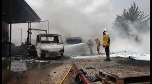 Un incendio calcina la fachada de una fábrica en Cox