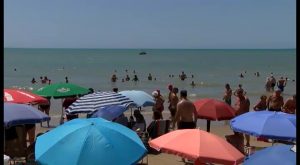 El servicio marítimo de la policía local rescata a dos niños y un adulto en la cala de los Trabajos