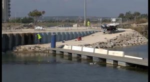 La CHS visita las obras de recuperación de la pantalla de flotantes de Guardamar