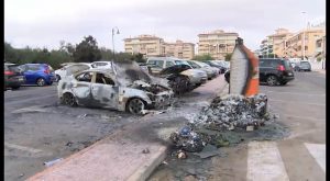 Un incendio de contenedores provoca siniestro total de 2 vehículos en La Mata