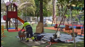 Cerrado el parque infantil de la Glorieta Gabriel Miró por una avería en el desagüe de la fuente