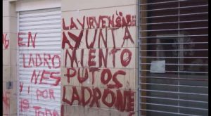 Aparecen pintadas contra el Ayuntamiento de Orihuela en los edificios municipales de la calle Arriba