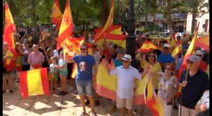 La Plaza de la Constitución de Torrevieja se llena de personas a favor de "la unidad de España"