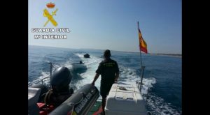 La Guardia Civil localiza y auxilia a 20 inmigrantes llegados a la costa de Guardamar