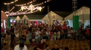 Cientos de personas se acercan a la Feria de Sevillanas en su último fin de semana de fiesta