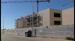 Encuentran un coche enterrado en las obras del nuevo CEIP Playas de Orihuela