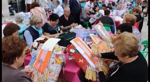 Más de 250 mujeres exhiben en Pilar de la Horadada el tradicional encaje de bolillos