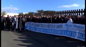 En torno a 200 personas se manifiestan en las puertas de la desalinizadora de Torrevieja