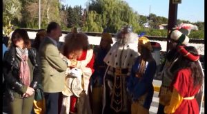 Los Reyes Magos llegados de Oriente hacen su primera parada en el Hospital Vega Baja