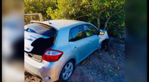 Una conductora choca frontalmente contra un árbol y queda atrapada en el interior de su vehículo