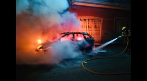Bomberos de Almoradí evitan que se queme una casa en Dolores al sofocar las llamas de un coche