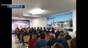 El diputado nacional congrega a un centenar de personas en la sede del PP de Orihuela