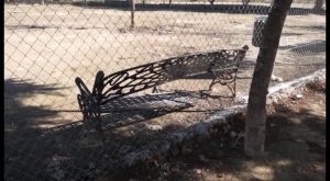 Actos vandálicos obligan a reparar el mobiliario de un parque para animales en Almoradí