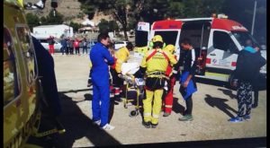 Los bomberos rescatan a dos escaladores tras sufrir un accidente en la sierra de Redován