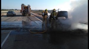 Bomberos de Almoradí extinguen las llamas de un coche que conducía por la AP7