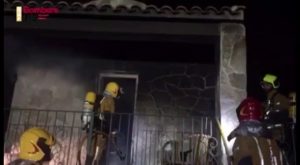 Madrugada de sucesos: los bomberos atienden dos incendios paralelos en Cox y Almoradí