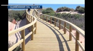 Guardamar abrirá en unos días la nueva pasarela de madera elevada que da acceso a las playas